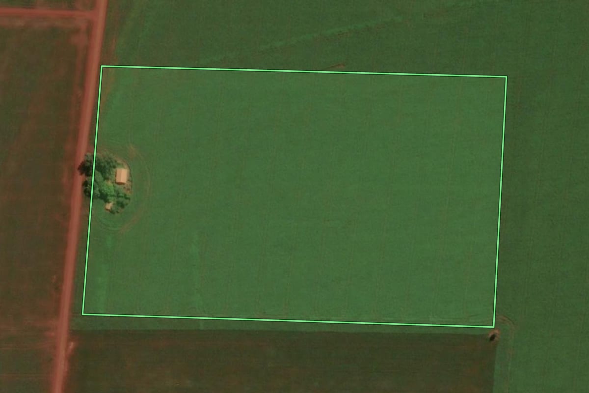 Imagem de satélite do imóvel rural em Assis Chateaubriand (PR), com o contorno declarado no CAR desenhado por cima.