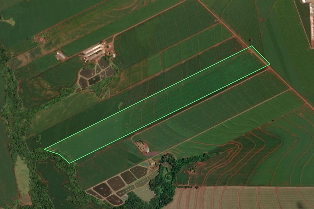 Imagem de satélite do imóvel rural em Assis Chateaubriand (PR), com o contorno declarado no CAR desenhado por cima.