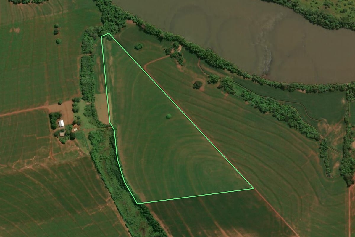 Imagem de satélite do imóvel rural em Assis Chateaubriand (PR), com o contorno declarado no CAR desenhado por cima.