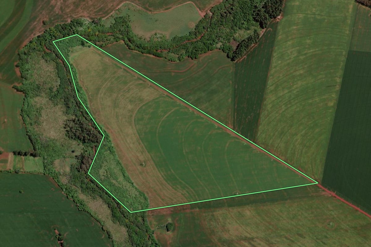 Imagem de satélite do imóvel rural em Assis Chateaubriand (PR), com o contorno declarado no CAR desenhado por cima.
