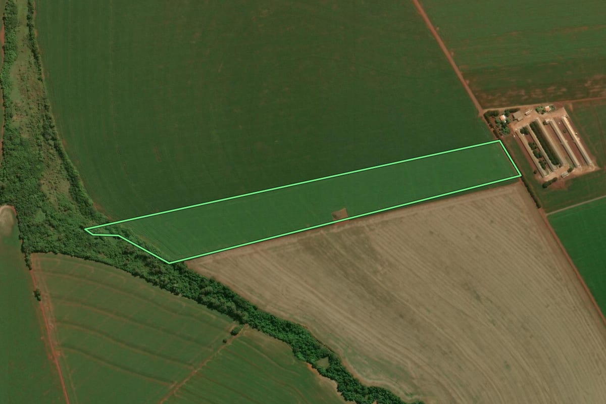 Imagem de satélite do imóvel rural em Assis Chateaubriand (PR), com o contorno declarado no CAR desenhado por cima.