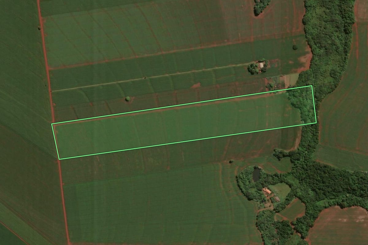 Imagem de satélite do imóvel rural em Assis Chateaubriand (PR), com o contorno declarado no CAR desenhado por cima.