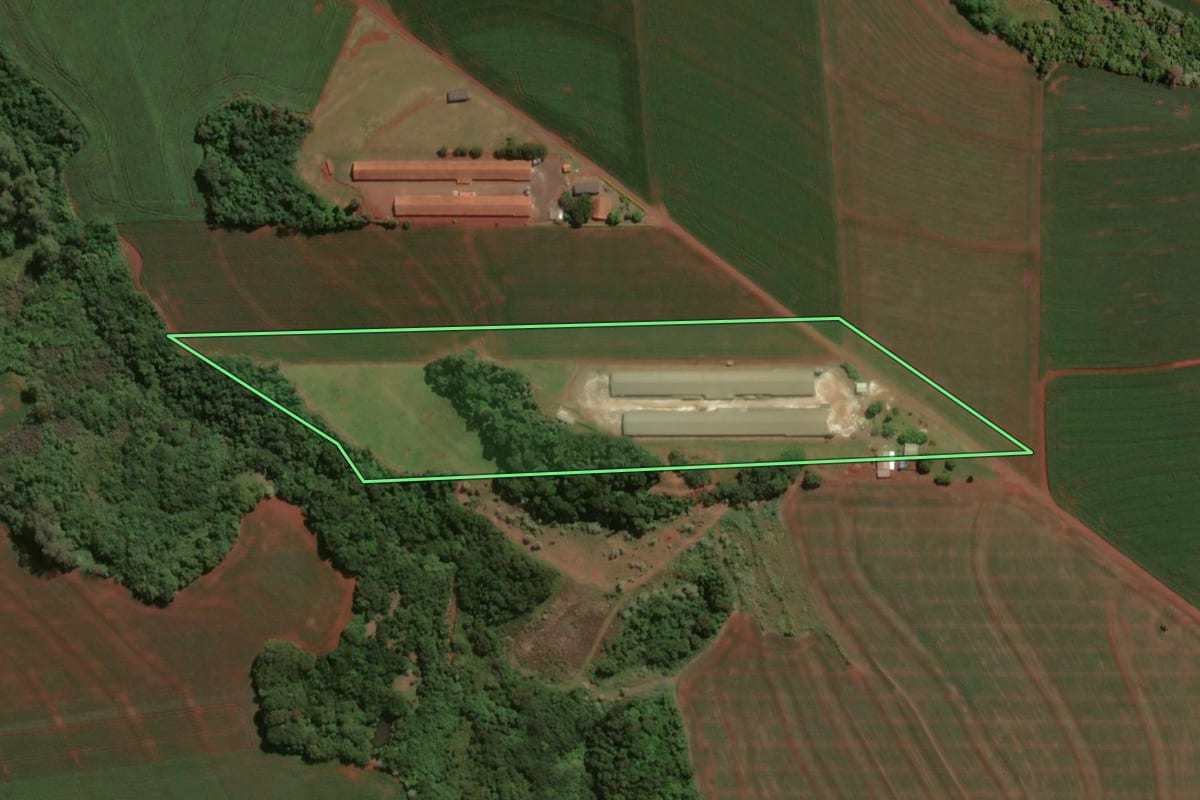 Imagem de satélite do imóvel rural em Assis Chateaubriand (PR), com o contorno declarado no CAR desenhado por cima.