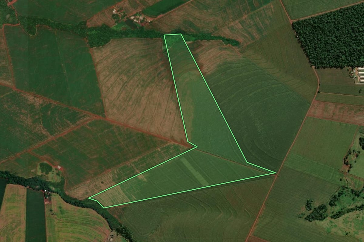 Imagem de satélite do imóvel rural em Assis Chateaubriand (PR), com o contorno declarado no CAR desenhado por cima.