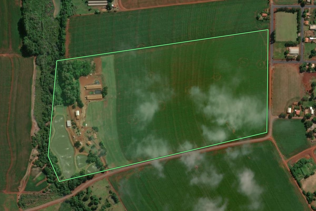 Imagem de satélite do imóvel rural em Assis Chateaubriand (PR), com o contorno declarado no CAR desenhado por cima.
