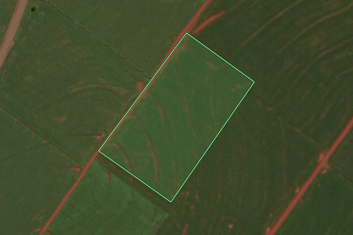 Imagem de satélite do imóvel rural em Assis Chateaubriand (PR), com o contorno declarado no CAR desenhado por cima.