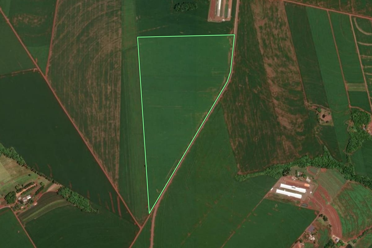 Imagem de satélite do imóvel rural em Assis Chateaubriand (PR), com o contorno declarado no CAR desenhado por cima.