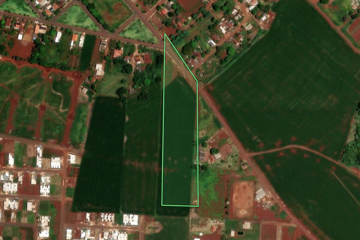 Imagem de satélite do imóvel rural em Assis Chateaubriand (PR), com o contorno declarado no CAR desenhado por cima.