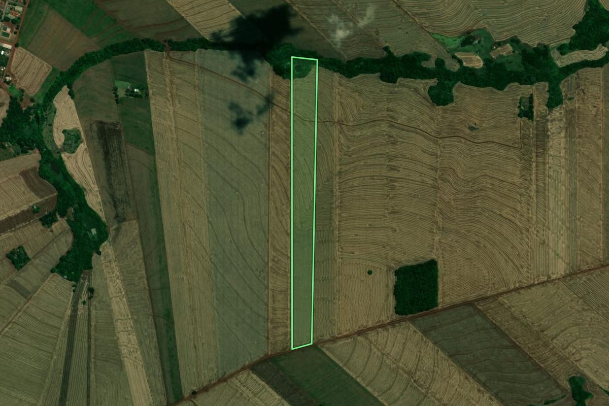 Imagem de satélite do imóvel rural em Assis Chateaubriand (PR), com o contorno declarado no CAR desenhado por cima.