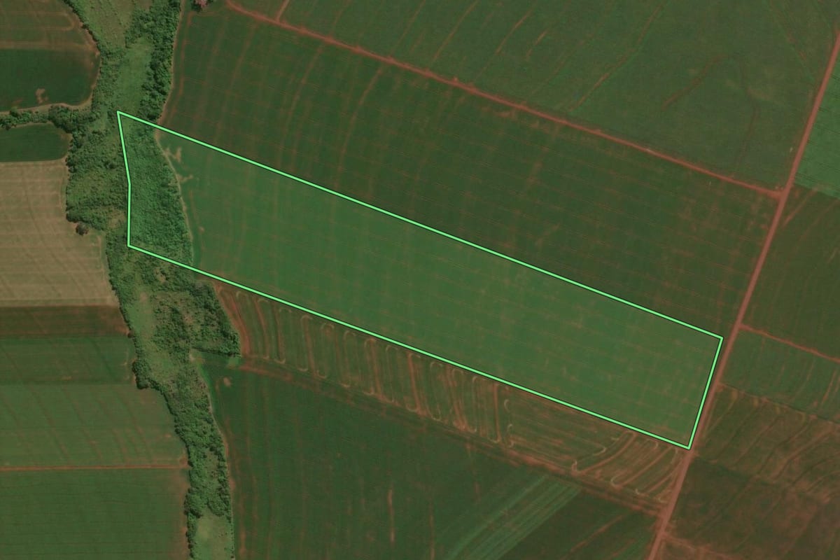 Imagem de satélite do imóvel rural em Assis Chateaubriand (PR), com o contorno declarado no CAR desenhado por cima.