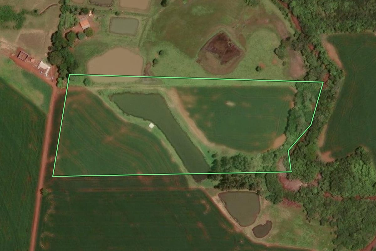Imagem de satélite do imóvel rural em Assis Chateaubriand (PR), com o contorno declarado no CAR desenhado por cima.