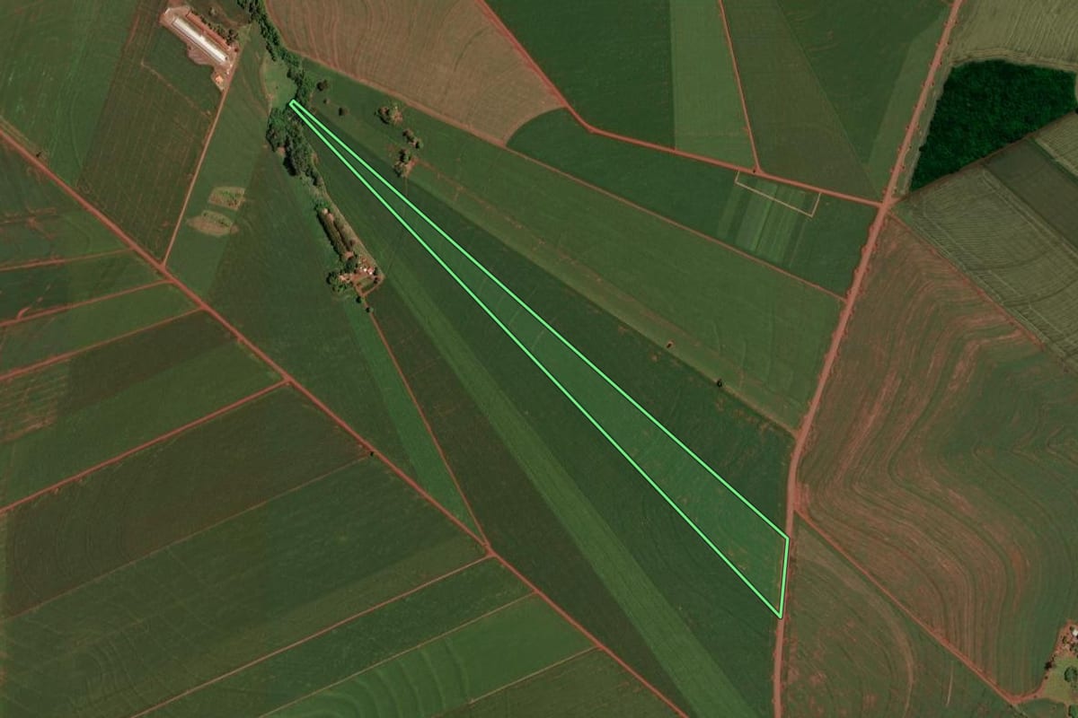 Imagem de satélite do imóvel rural em Assis Chateaubriand (PR), com o contorno declarado no CAR desenhado por cima.