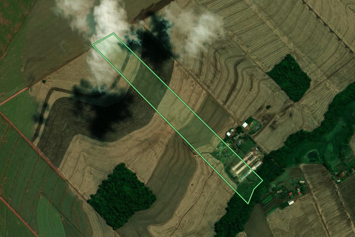 Imagem de satélite do imóvel rural em Assis Chateaubriand (PR), com o contorno declarado no CAR desenhado por cima.