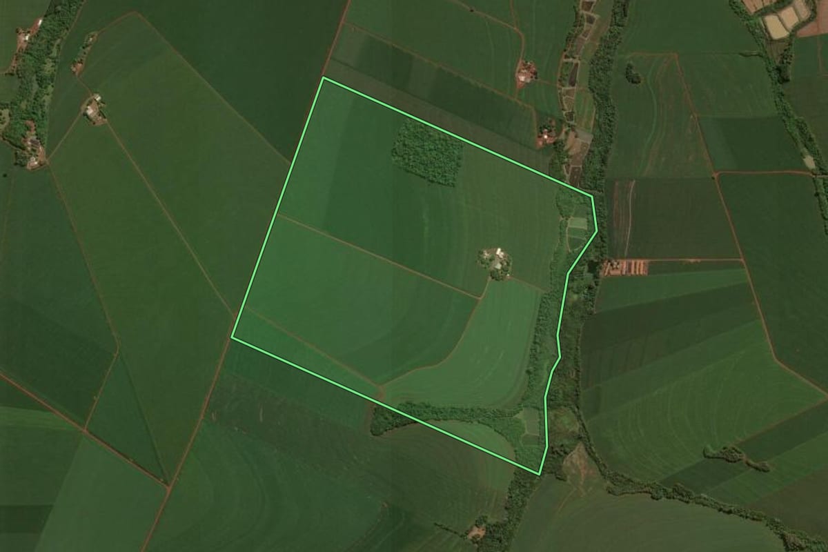 Imagem de satélite do imóvel rural em Assis Chateaubriand (PR), com o contorno declarado no CAR desenhado por cima.