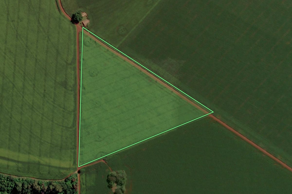 Imagem de satélite do imóvel rural em Assis Chateaubriand (PR), com o contorno declarado no CAR desenhado por cima.
