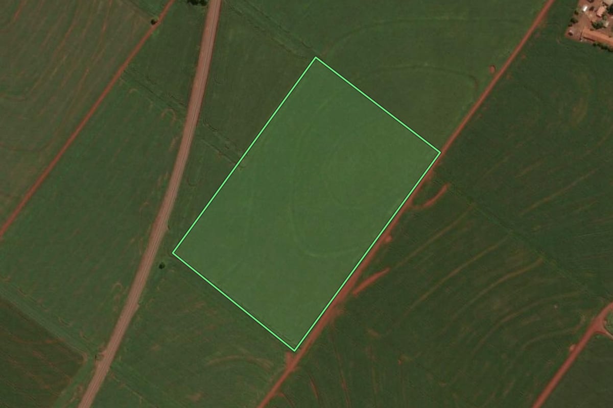 Imagem de satélite do imóvel rural em Assis Chateaubriand (PR), com o contorno declarado no CAR desenhado por cima.