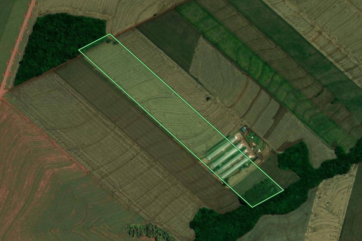 Imagem de satélite do imóvel rural em Assis Chateaubriand (PR), com o contorno declarado no CAR desenhado por cima.