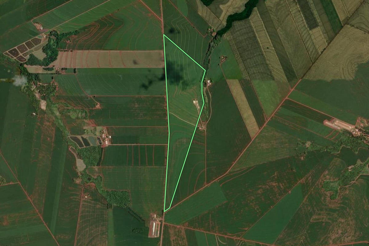 Imagem de satélite do imóvel rural em Assis Chateaubriand (PR), com o contorno declarado no CAR desenhado por cima.