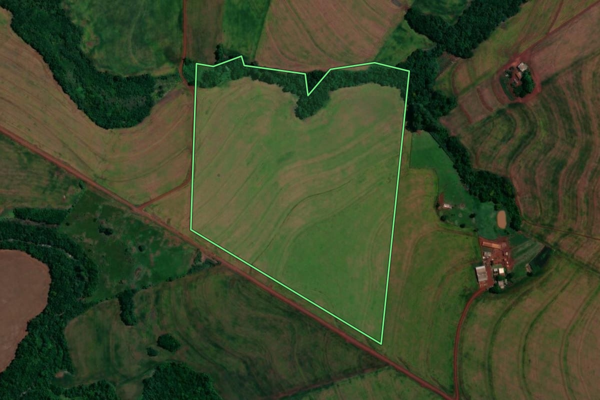 Imagem de satélite do imóvel rural em Assis Chateaubriand (PR), com o contorno declarado no CAR desenhado por cima.