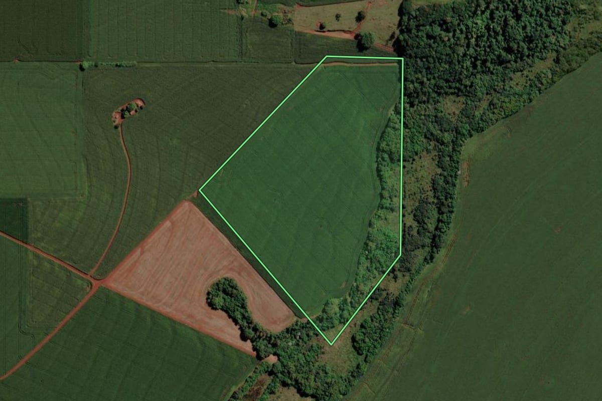 Imagem de satélite do imóvel rural em Assis Chateaubriand (PR), com o contorno declarado no CAR desenhado por cima.