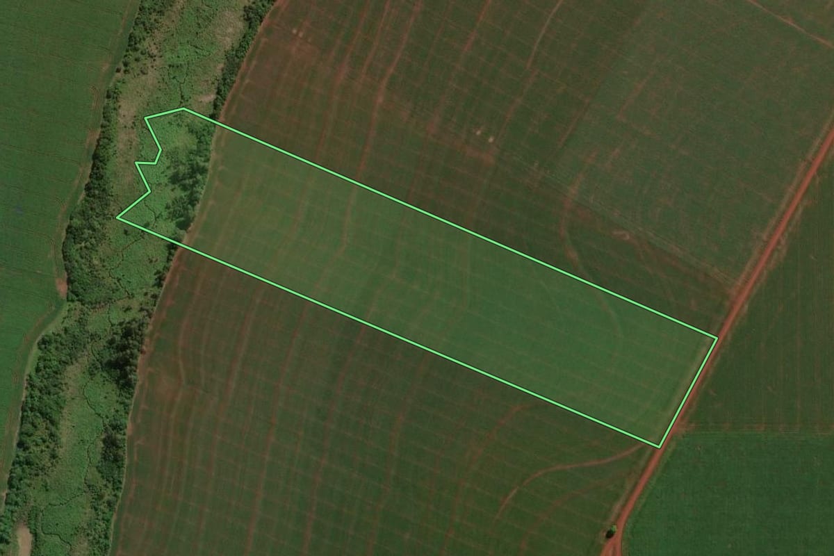 Imagem de satélite do imóvel rural em Assis Chateaubriand (PR), com o contorno declarado no CAR desenhado por cima.