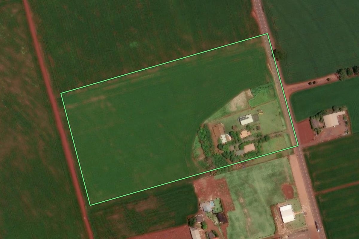Imagem de satélite do imóvel rural em Assis Chateaubriand (PR), com o contorno declarado no CAR desenhado por cima.