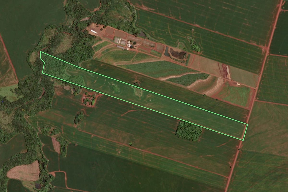 Imagem de satélite do imóvel rural em Assis Chateaubriand (PR), com o contorno declarado no CAR desenhado por cima.