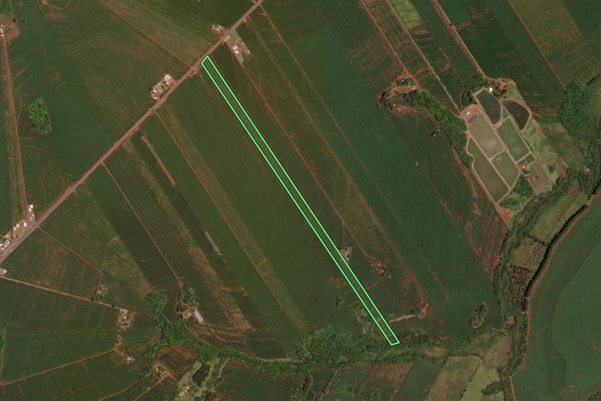 Imagem de satélite do imóvel rural em Assis Chateaubriand (PR), com o contorno declarado no CAR desenhado por cima.