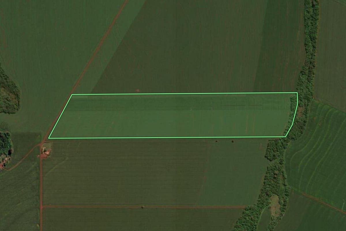 Imagem de satélite do imóvel rural em Assis Chateaubriand (PR), com o contorno declarado no CAR desenhado por cima.