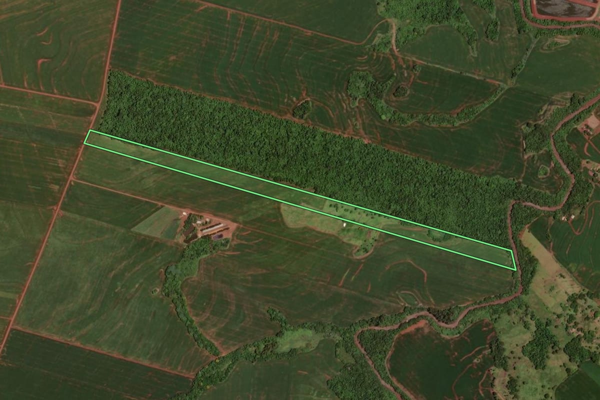 Imagem de satélite do imóvel rural em Assis Chateaubriand (PR), com o contorno declarado no CAR desenhado por cima.