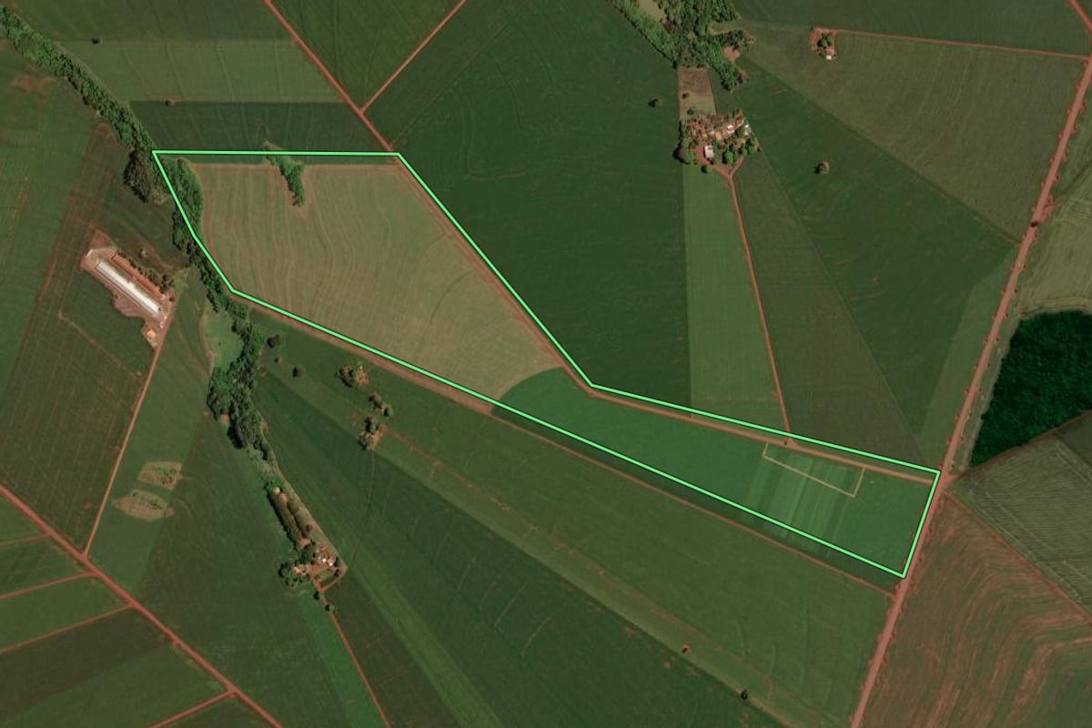 Imagem de satélite do imóvel rural em Assis Chateaubriand (PR), com o contorno declarado no CAR desenhado por cima.