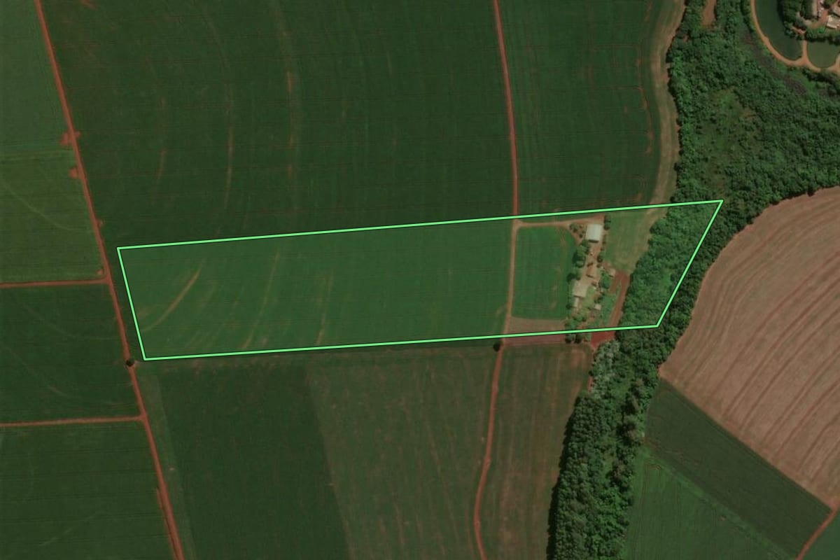 Imagem de satélite do imóvel rural em Assis Chateaubriand (PR), com o contorno declarado no CAR desenhado por cima.