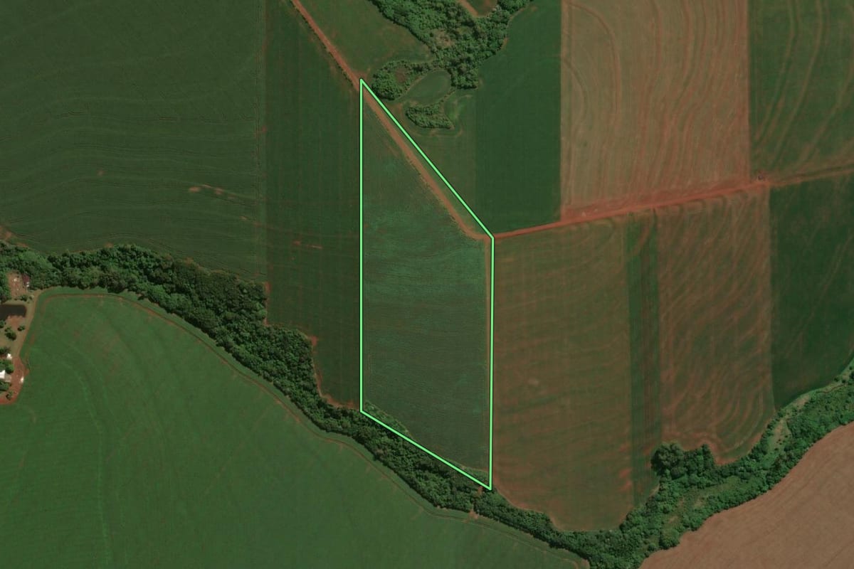 Imagem de satélite do imóvel rural em Assis Chateaubriand (PR), com o contorno declarado no CAR desenhado por cima.