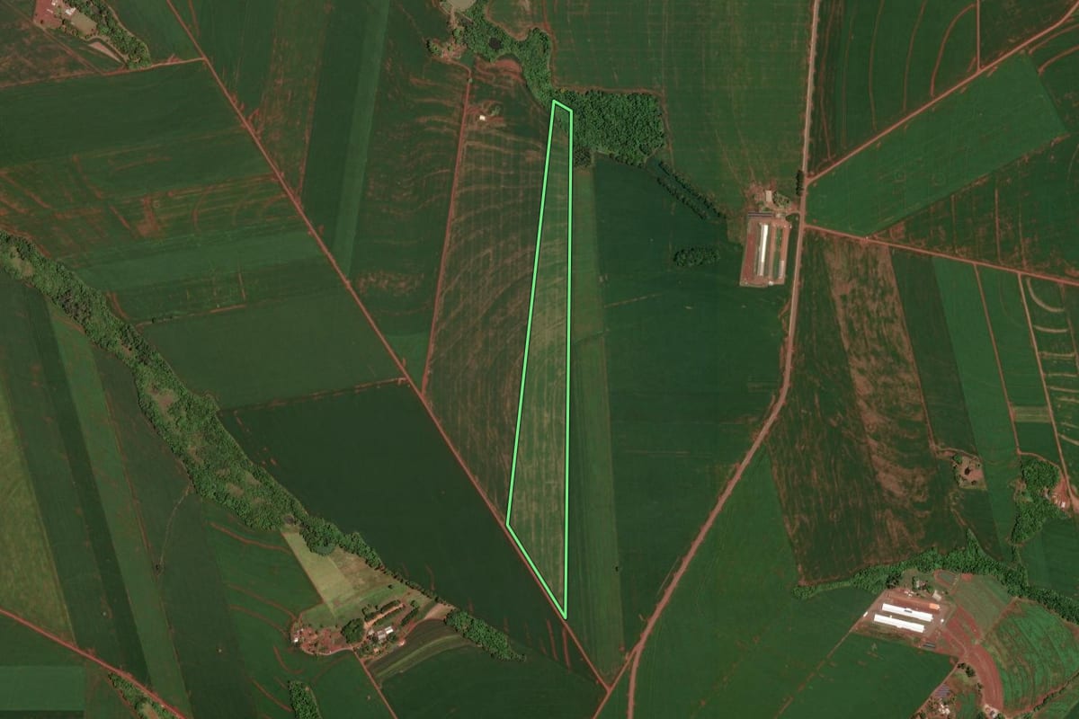 Imagem de satélite do imóvel rural em Assis Chateaubriand (PR), com o contorno declarado no CAR desenhado por cima.