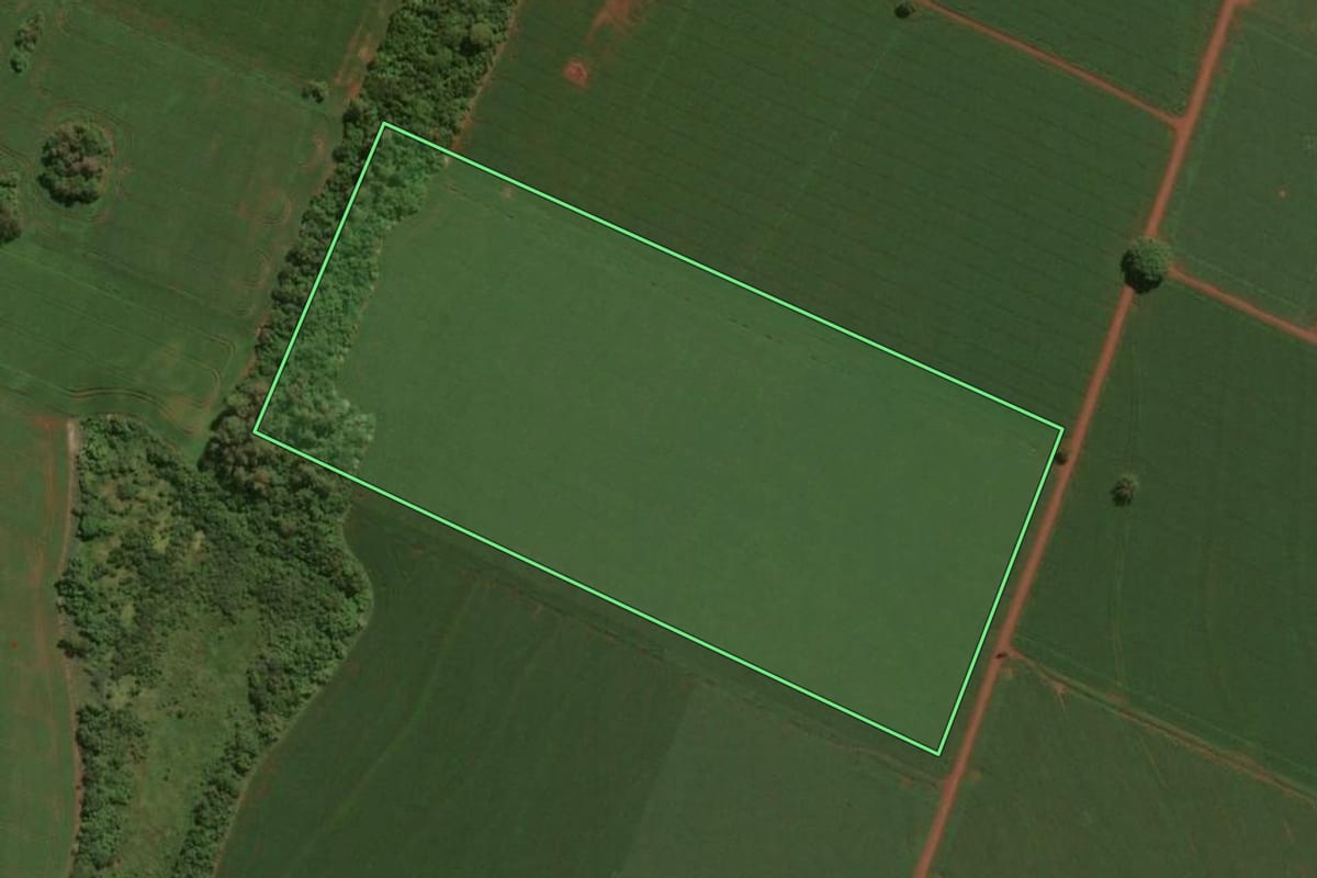 Imagem de satélite do imóvel rural em Assis Chateaubriand (PR), com o contorno declarado no CAR desenhado por cima.