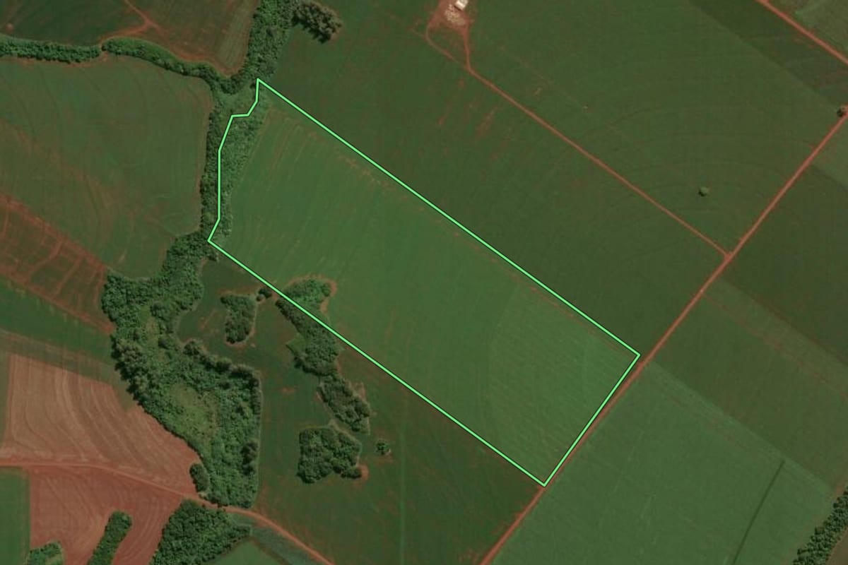 Imagem de satélite do imóvel rural em Assis Chateaubriand (PR), com o contorno declarado no CAR desenhado por cima.