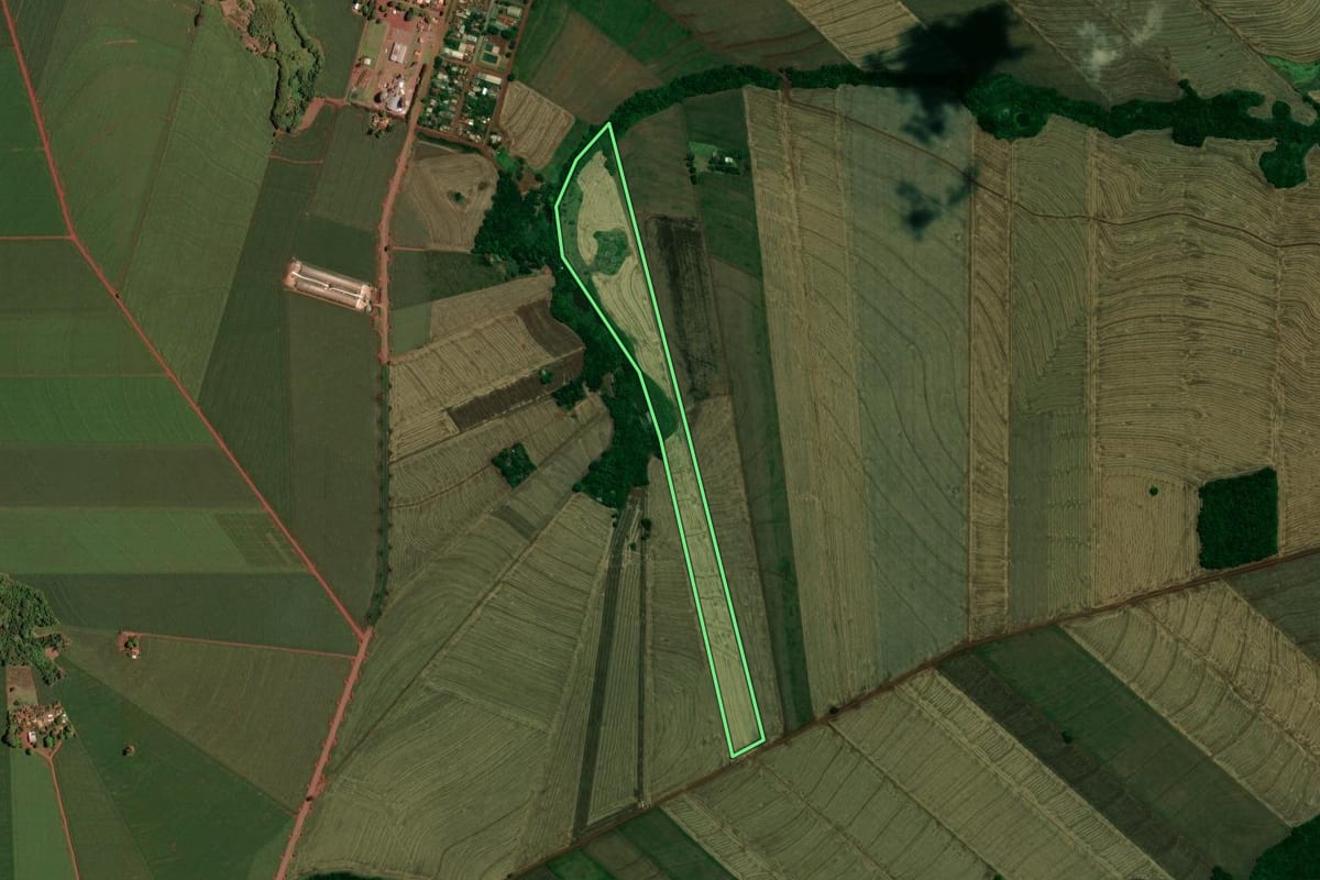 Imagem de satélite do imóvel rural em Assis Chateaubriand (PR), com o contorno declarado no CAR desenhado por cima.
