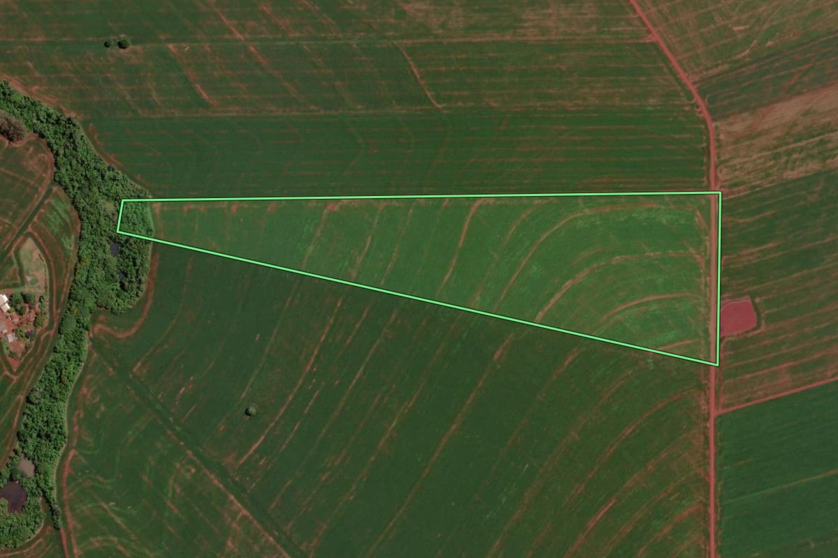 Imagem de satélite do imóvel rural em Assis Chateaubriand (PR), com o contorno declarado no CAR desenhado por cima.