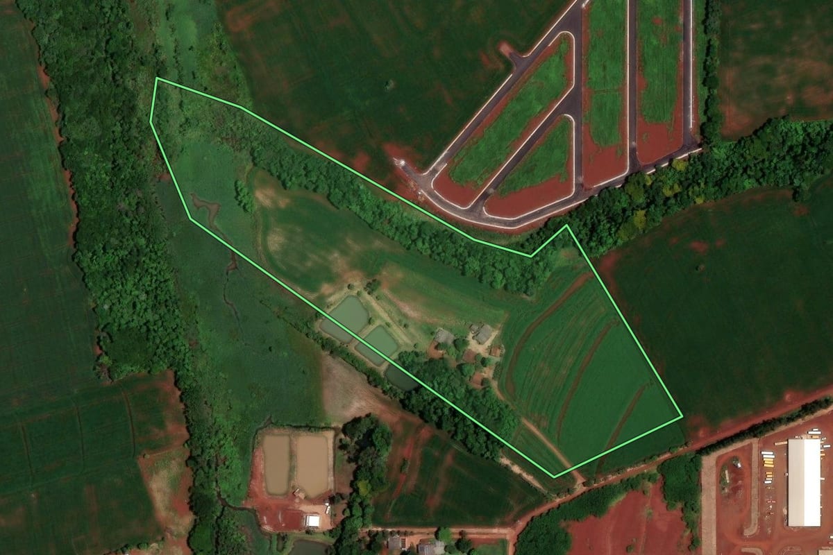 Imagem de satélite do imóvel rural em Assis Chateaubriand (PR), com o contorno declarado no CAR desenhado por cima.