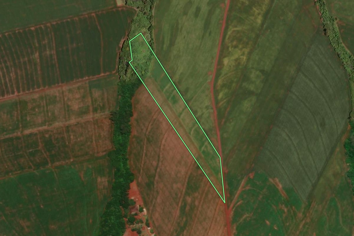 Imagem de satélite do imóvel rural em Assis Chateaubriand (PR), com o contorno declarado no CAR desenhado por cima.