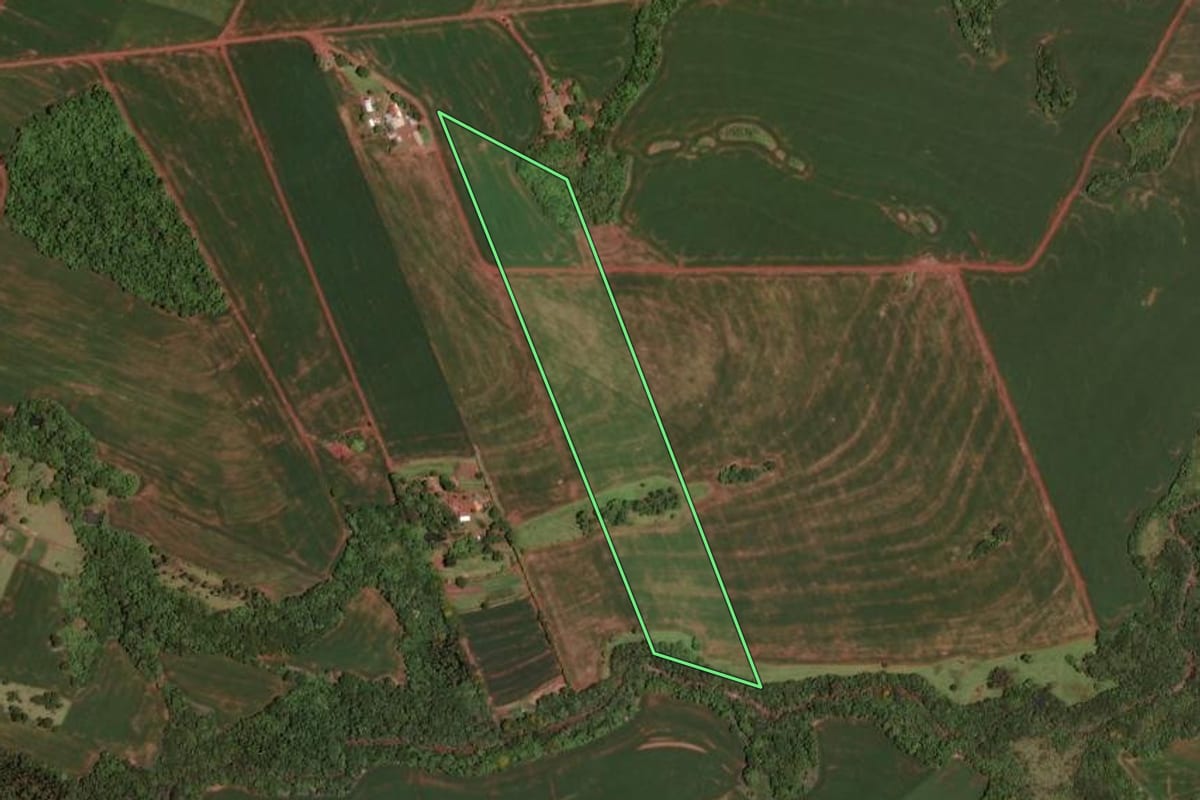 Imagem de satélite do imóvel rural em Assis Chateaubriand (PR), com o contorno declarado no CAR desenhado por cima.