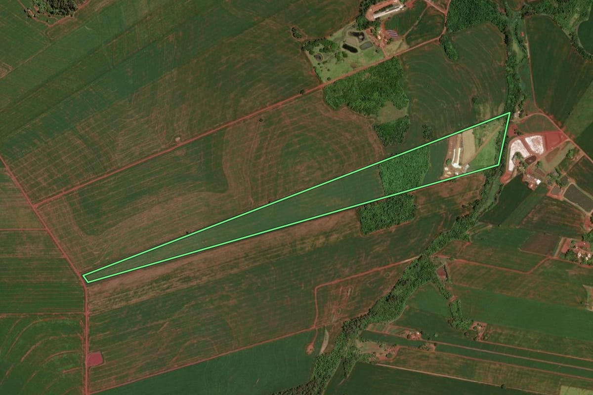 Imagem de satélite do imóvel rural em Assis Chateaubriand (PR), com o contorno declarado no CAR desenhado por cima.