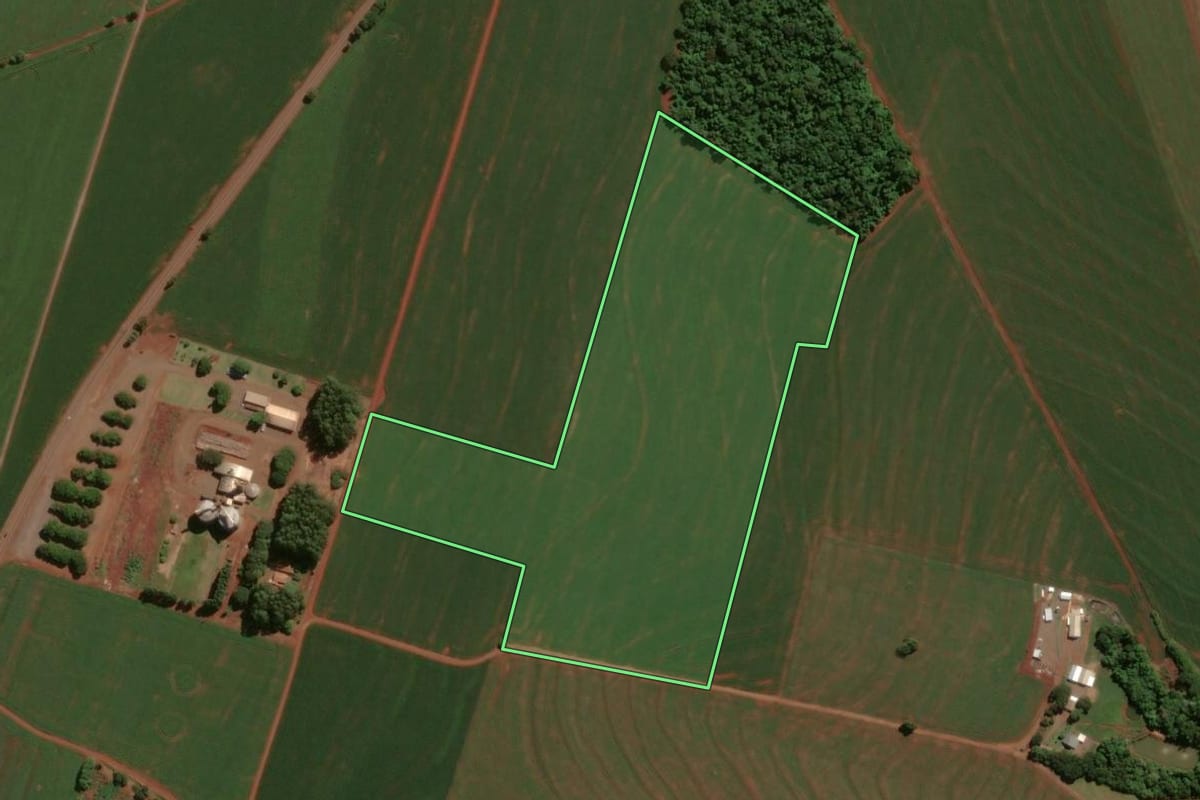 Imagem de satélite do imóvel rural em Assis Chateaubriand (PR), com o contorno declarado no CAR desenhado por cima.