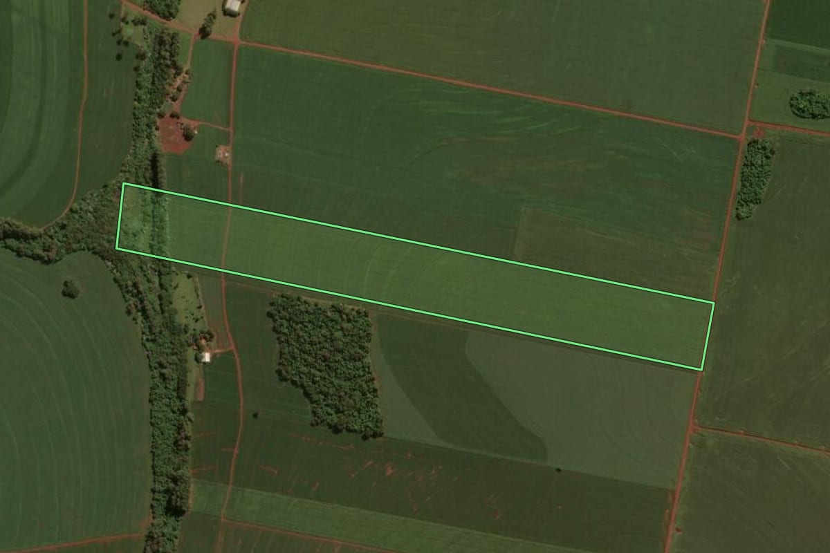 Imagem de satélite do imóvel rural em Assis Chateaubriand (PR), com o contorno declarado no CAR desenhado por cima.
