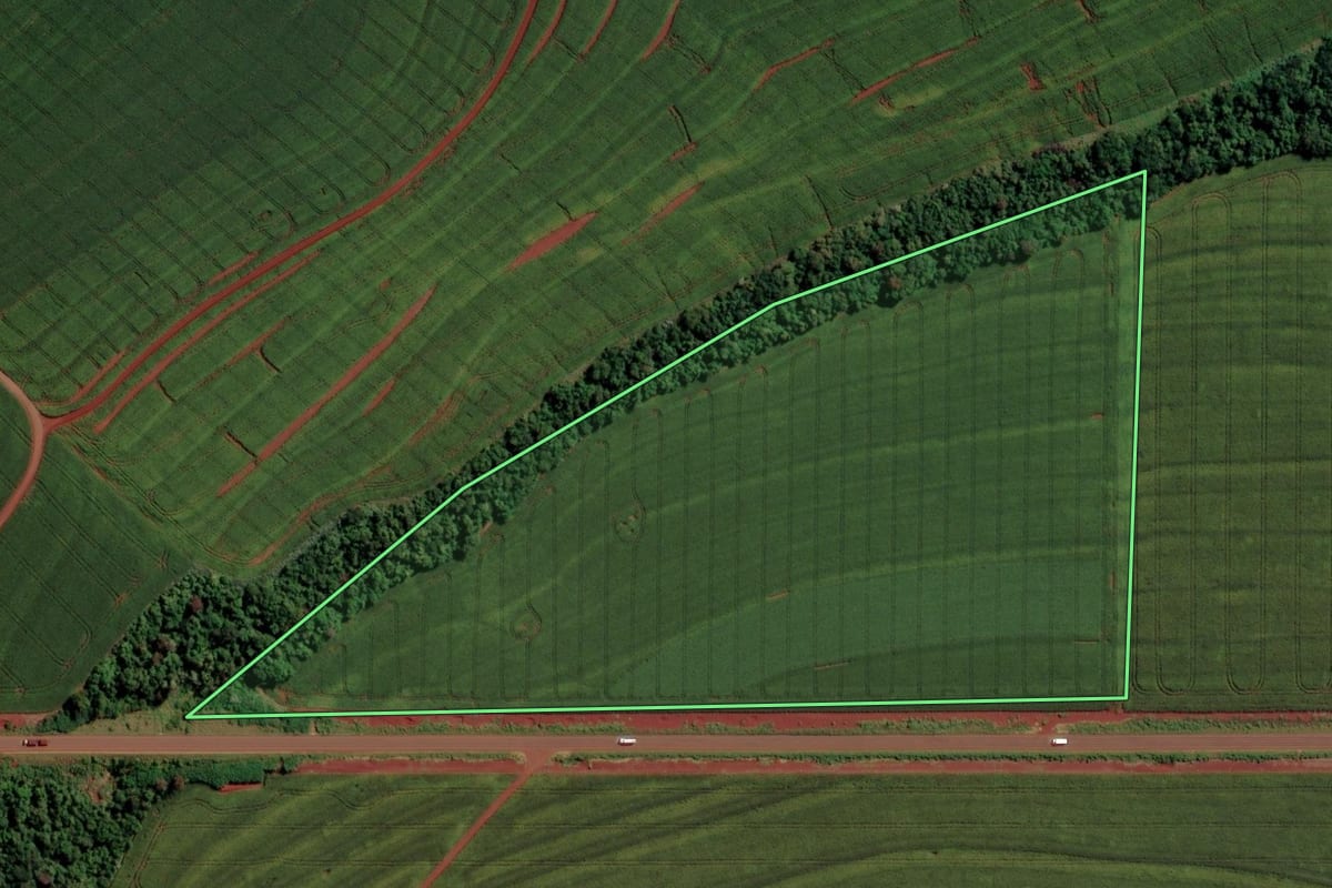 Imagem de satélite do imóvel rural em Assis Chateaubriand (PR), com o contorno declarado no CAR desenhado por cima.
