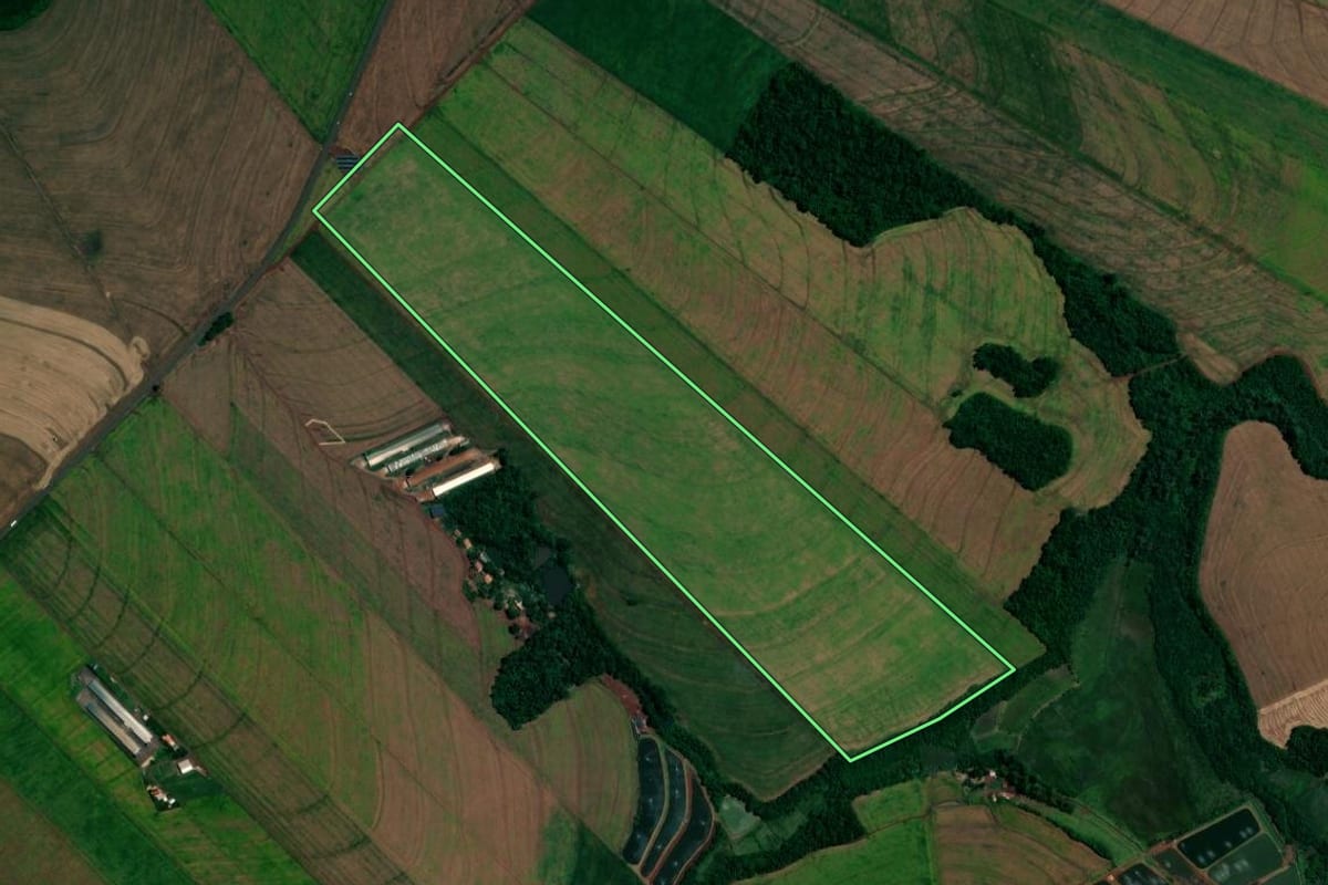 Imagem de satélite do imóvel rural em Assis Chateaubriand (PR), com o contorno declarado no CAR desenhado por cima.