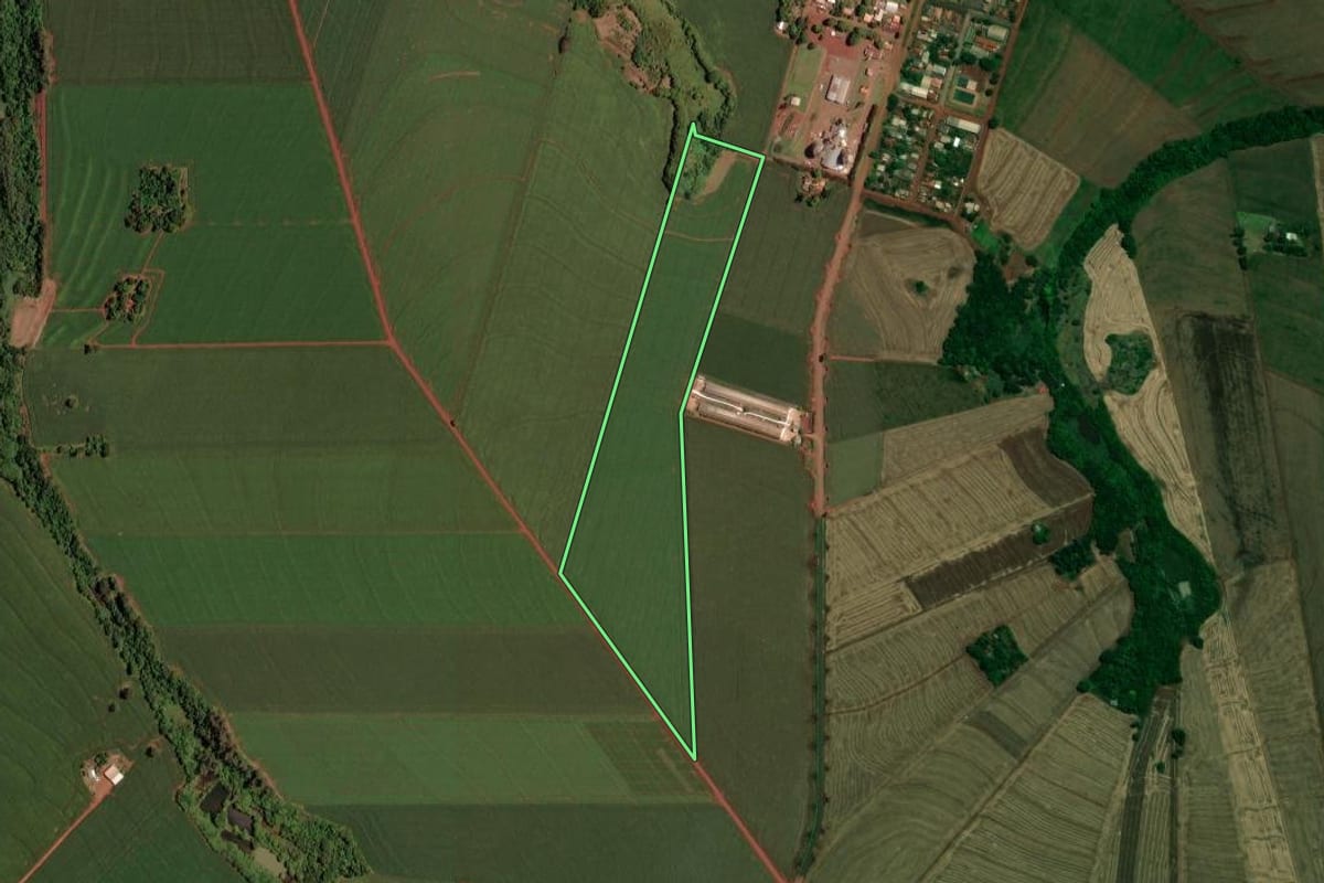 Imagem de satélite do imóvel rural em Assis Chateaubriand (PR), com o contorno declarado no CAR desenhado por cima.