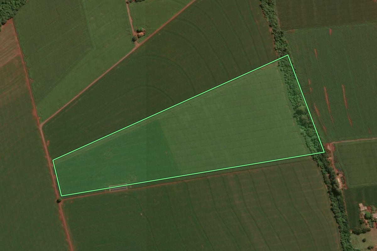 Imagem de satélite do imóvel rural em Assis Chateaubriand (PR), com o contorno declarado no CAR desenhado por cima.