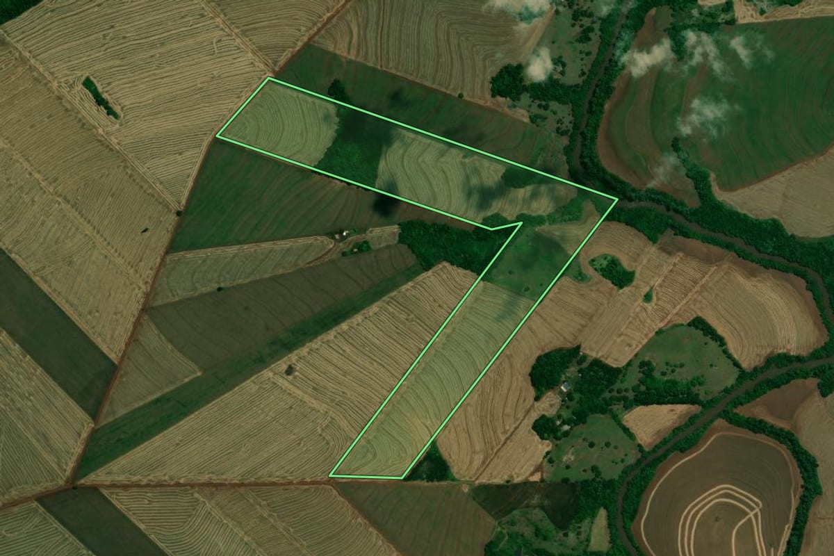 Imagem de satélite do imóvel rural em Assis Chateaubriand (PR), com o contorno declarado no CAR desenhado por cima.