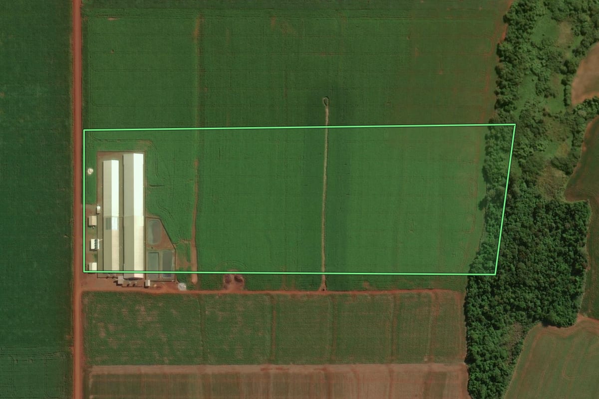 Imagem de satélite do imóvel rural em Assis Chateaubriand (PR), com o contorno declarado no CAR desenhado por cima.